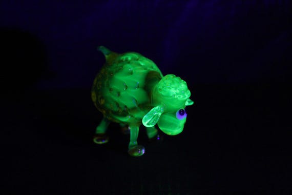 ウランガラスの羊の置物 - 蛍光グリーンのワセリンガラスの動物 - Etsy