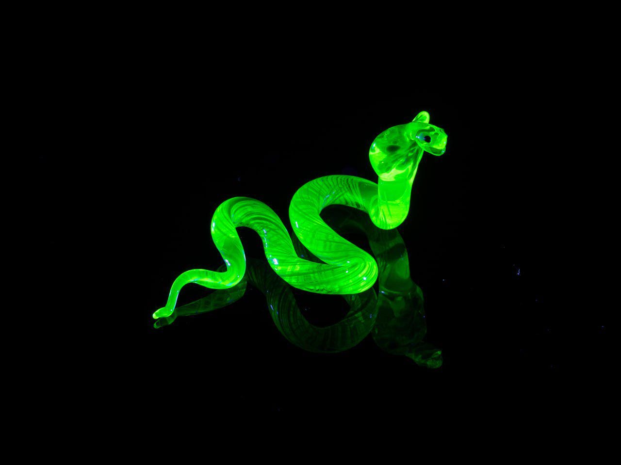 Glowing Uranium Glass Snake Figurine Murano Style Green Cobra Sculpture Vaseline Animal Decor Gift
