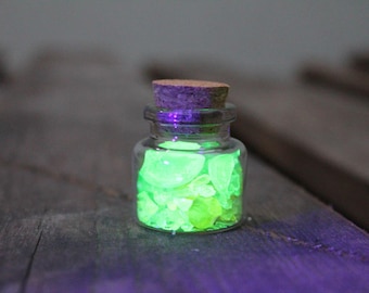 Mini-Flasche aus zerkleinertem Uranglas - Einzigartiges leuchtendes Vintage-Sammlerglas aus Vaseline