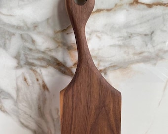 Tábua de corte de nogueira artesanal: prato elegante para servir na cozinha