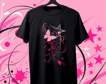 Puede incluir: Camiseta negra con un diseño de mariposa y estrella rosa. El gráfico incluye elementos florales arremolinados y un fondo punteado. El diseño se encuentra sobre un fondo rosa con acentos de estrellas y remolinos.