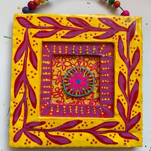Decoração de parede reciclada, arte popular caprichosa, decoração boho, arte de parede de papelão, mini arte para espaços pequenos