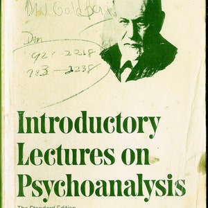 Może przedstawiać: Zielono-biała okładka książki z tytułem "Introductory Lectures on Psychoanalysis" autorstwa Zygmunta Freuda. Wydanie standardowe. Przetłumaczone i opracowane przez Jamesa Stracheya. Wcześniejsze tłumaczenie tej pracy zostało opublikowane pod tytułem "General Introduction to Psychoanalysis".