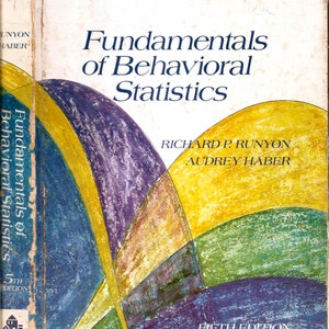 Könnte beinhalten: Ein Lehrbuch mit dem Titel "Fundamentals of Behavioral Statistics" mit einem farbenfrohen abstrakten Design. Das Cover zeigt den Titel in Blau, die Namen der Autoren und ein Etikett der fünften Auflage. Der Hintergrund hat gelbe, blaue, grüne und violette Formen.