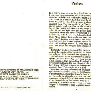 Może przedstawiać: Czarno-białe zdjęcie książki z tytułem "Wstęp" wydrukowanym na okładce. Tekst na stronie omawia dzieło Zygmunta Freuda i to, jak jego idee ewoluowały z czasem.