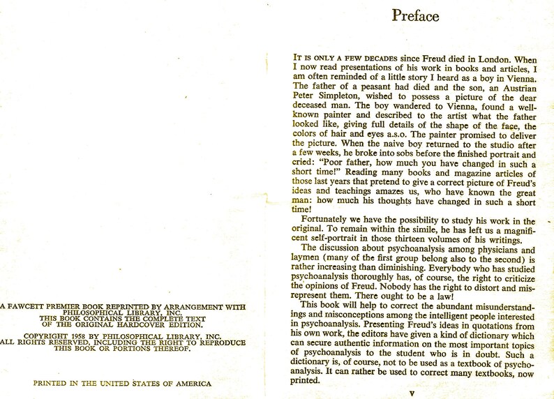 Może przedstawiać: Czarno-białe zdjęcie książki z tytułem "Wstęp" wydrukowanym na okładce. Tekst na stronie omawia dzieło Zygmunta Freuda i to, jak jego idee ewoluowały z czasem.