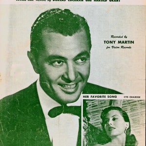 Könnte beinhalten: Ein Vintage-Notenblatt für das Lied "Here" von Dorcas Cochran und Harold Grant. Das Cover zeigt ein Schwarzweißfoto von Tony Martin, einem Sänger, und Cyd Charisse, einer Schauspielerin und Tänzerin. Der Text "Recorded by Tony Martin for Victor Records" und "Her Favorite Song Cyd Charisse" ist auf dem Cover gedruckt.