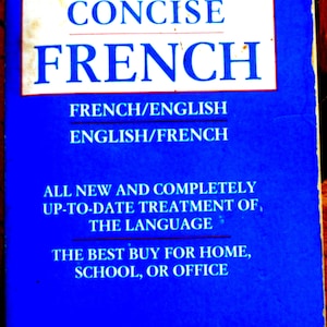 Peut inclure: Une couverture de livre bleue avec le titre "Harrap's Concise French" et le texte "French/English English/French" et "All new and completely up-to-date treatment of the language". Le livre est décrit comme "The best buy for home, school, or office" et est un dictionnaire avec plus de 75 000 entrées.