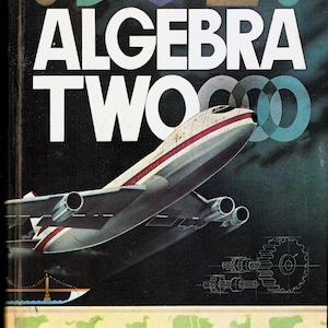 Könnte beinhalten: Ein Vintage-Buchcover mit dem Titel "ALGEBRA TWO" in weißen Fettdruckbuchstaben. Das Cover zeigt ein weißes Flugzeug, das vor einem schwarzen Hintergrund mit einem Getriebesystem und einer Brücke im Vordergrund fliegt.