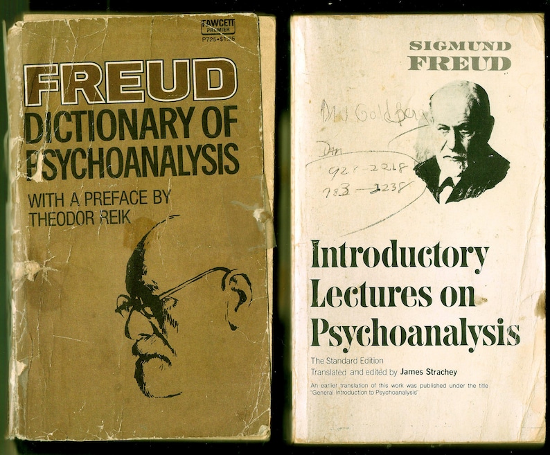 Może przedstawiać: Dwie stare książki w miękkiej oprawie o psychoanalizie autorstwa Zygmunta Freuda. Książka po lewej nosi tytuł "Freud Słownik Psychoanalizy" z przedmową Teodora Reika. Książka po prawej nosi tytuł "Wykłady wprowadzające do psychoanalizy" i jest standardowym wydaniem przetłumaczonym i zredagowanym przez Jamesa Stracheya.