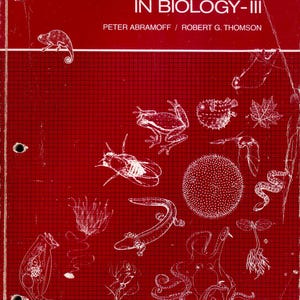 Könnte beinhalten: Ein roter Buchumschlag mit dem Titel "Laboratory Outlines in Biology - III" und den Autoren "Peter Abramoff / Robert G. Thomson". Der Umschlag zeigt ein Rastermuster und verschiedene weiße Strichzeichnungen von Tieren, darunter ein Chamäleon, ein Frosch, ein Kugelfisch, eine Fliege, ein Salamander, ein Tintenfisch und eine Schlange.
