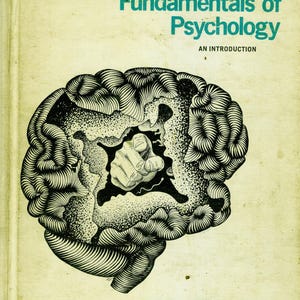 Op de afbeelding: Een vintage boekomslag met een zwart-witte illustratie van een brein met een hand die eruit wijst. De titel van het boek is "Fundamentals of Psychology: An Introduction" door Michael S. Gazzaniga.