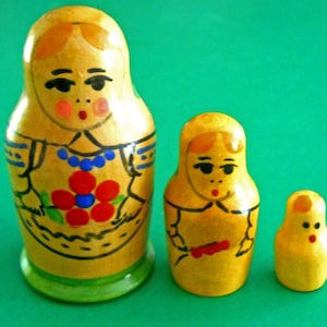 Matryoska Dolls Set of 3 Russian Nesting Vintage Hand Painted Dolls