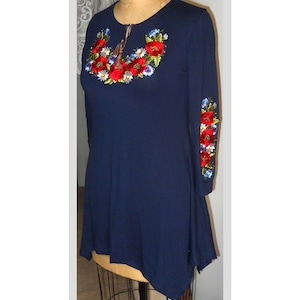 Tunica blu navy XL da donna con ricamo floreale fatto a mano sul davanti e sulle maniche, lunga tunica svasata in stile ucraino con orlo irregolare, regalo per la festa della mamma