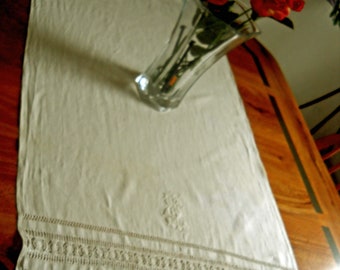 Runner da tavolo vintage in lino ricamato a mano, sciarpa da comò con iniziali, orlo naturale, arredamento da fattoria, biancheria per la casa antica fatta a mano