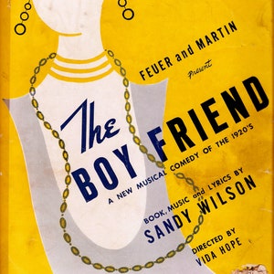 Puede incluir: Un cartel amarillo y blanco que anuncia una comedia musical llamada "The Boy Friend". El cartel presenta una ilustración estilizada de una mujer que lleva un collar y pendientes. El texto "Fancy Forgetting" está en la parte superior del cartel, y el texto "Feuer and Martin Present" está en la esquina superior derecha. El texto "A New Musical Comedy of the 1920's" está en la esquina inferior derecha. El texto "Book, Music and Lyrics by Sandy Wilson" está en la esquina inferior derecha. El texto "Directed by Vida Hope" está en la esquina inferior derecha. El texto "Chappell" está en la esquina inferior izquierda. El texto "85c" está en la esquina inferior derecha.