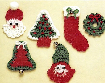Puede incluir: Una colección de adornos navideños hechos a mano con ganchillo. Los adornos incluyen una cara de Papá Noel, un árbol de Navidad, un calcetín, una corona, una campana y un gnomo. Cada adorno presenta colores rojo, verde y blanco, con algunas campanas pequeñas.