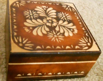 Wooden jewelry storage box, Vintage handmade carved decorative box, jewelry storage box jewelry organizer, Valentine's Day gift treasure box