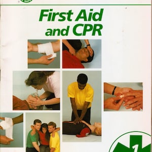 Puede incluir: Un libro verde y blanco titulado "Primeros auxilios y RCP" con un logotipo de cruz verde. El libro es del National Safety Council y es de nivel 1. La portada presenta fotos de personas que demuestran técnicas de primeros auxilios.