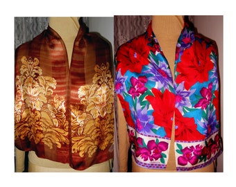Op de afbeelding: Twee zijden sjaals, een met een bruin en gouden bloemenpatroon en de andere met een rood, blauw en paars bloemenpatroon.