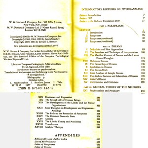Może przedstawiać: Ż&oacute;łta okładka książki z tytułem "CONTENTS" w czarnym kolorze. Książka nosi tytuł "Introductory Lectures on Psychoanalysis" autorstwa Zygmunta Freuda. Okładka książki zawiera r&oacute;wnież listę rozdział&oacute;w i spis treści.