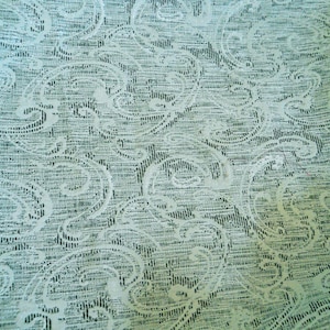 Puede incluir: Un juego de tres tazas de cerámica con un acabado moteado y mate. Las tazas son de color crema, gris claro y gris oscuro. Cada taza tiene un diseño simple y minimalista.