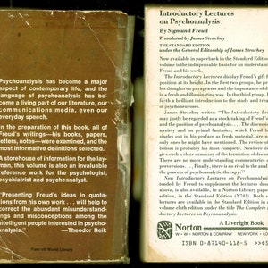 Może przedstawiać: Brązowa okładka książki z tytułem "Introductory Lectures on Psychoanalysis" autorstwa Zygmunta Freuda. Książka jest częścią Standard Edition i została przetłumaczona przez Jamesa Stracheya. Na tylnej okładce znajduje się opis książki i cytat Theodora Reika.