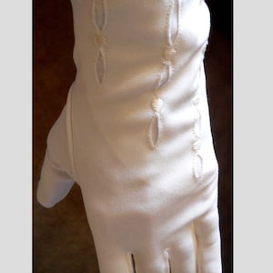 White women&#39;s girls nylon gloves size 6-7 gloves Valentine&#39;s Day bridesmaid unused vintage costume birthday retro gloves church gloves