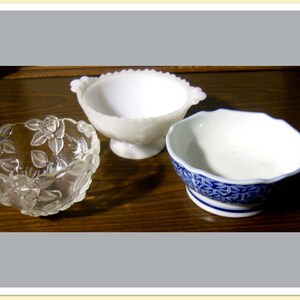Vintage Mother&#39;s Day Holiday party serving dish scallop edge frosted flower ceramic bowl navy blue flower pattern milk glass footed vase