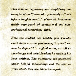 Może przedstawiać: Strona z książki z tekstem o ojcu psychoanalizy. Tekst jest czarnym atramentem na poż&oacute;łkłej stronie.