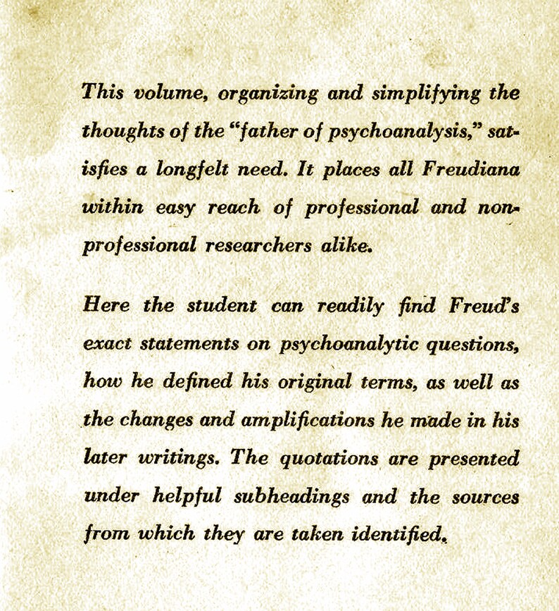 Może przedstawiać: Strona z książki z tekstem o ojcu psychoanalizy. Tekst jest czarnym atramentem na poż&oacute;łkłej stronie.