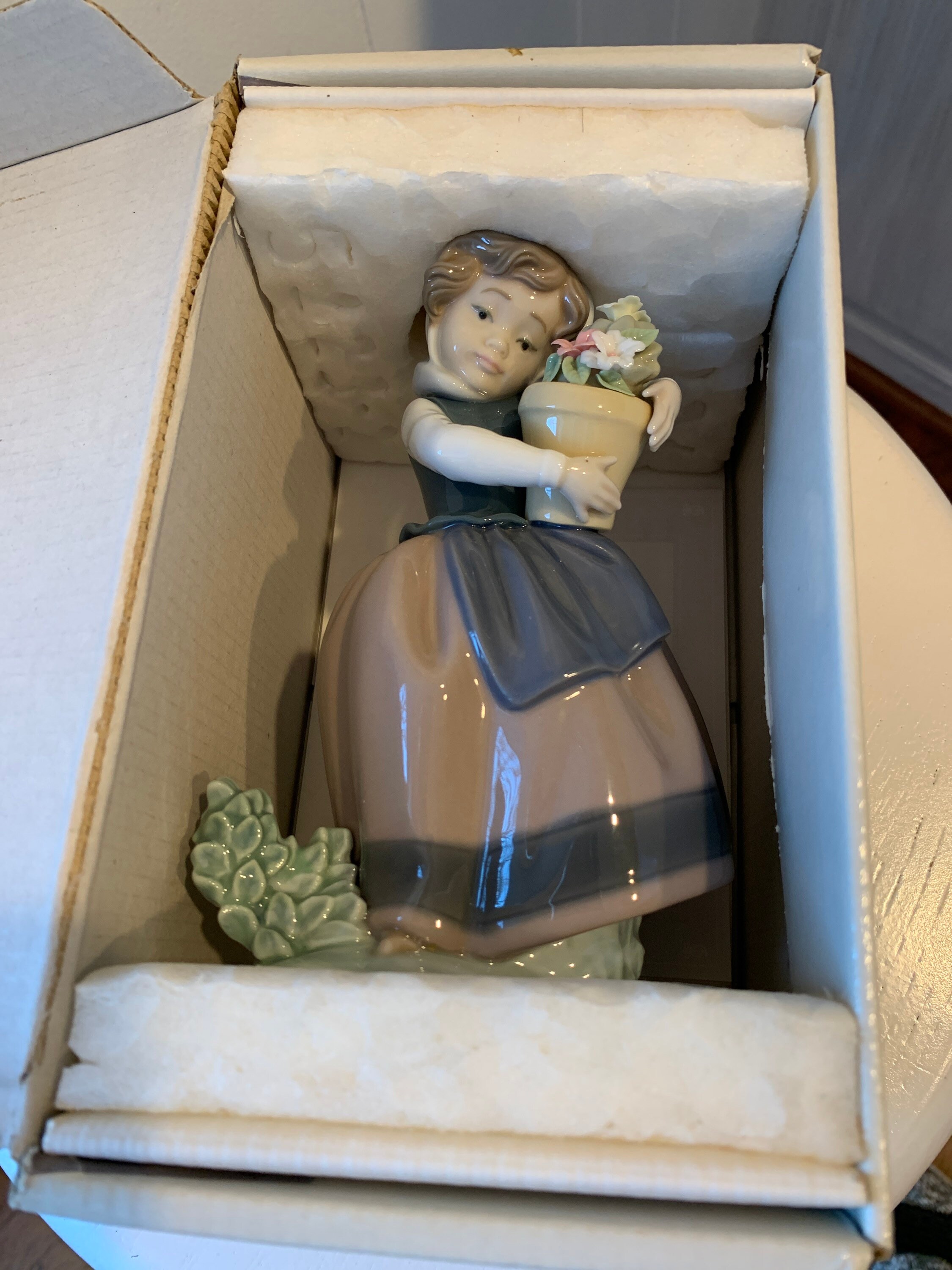 ファッションシーンで話題のこれから流行るブランド12選 Here is Spring Lladro Girl Retired Pot Flower With 工芸品