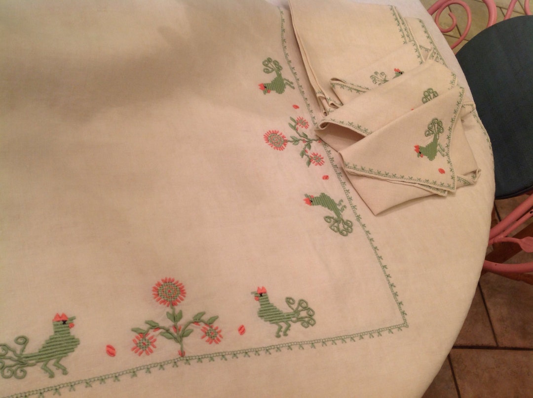 Vintage Linen Table Cloth Eight Napkins Chickens Roosters Pale Green