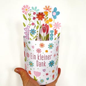 To say thank you gift featuring a DIY floral Duplo chocolate wrapper. Printable PDF pattern for a small appreciation gift, perfect for teams and coworkers or last-minute thank you presents. Cute flower design for easy DIY chocolate gift wrapping.