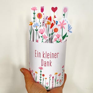 To say thank you gift featuring a DIY floral Duplo chocolate wrapper. Printable PDF pattern for a small appreciation gift, perfect for teams and coworkers or last-minute thank you presents. Cute flower design for easy DIY chocolate gift wrapping.