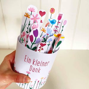 To say thank you gift featuring a DIY floral Duplo chocolate wrapper. Printable PDF pattern for a small appreciation gift, perfect for teams and coworkers or last-minute thank you presents. Cute flower design for easy DIY chocolate gift wrapping.