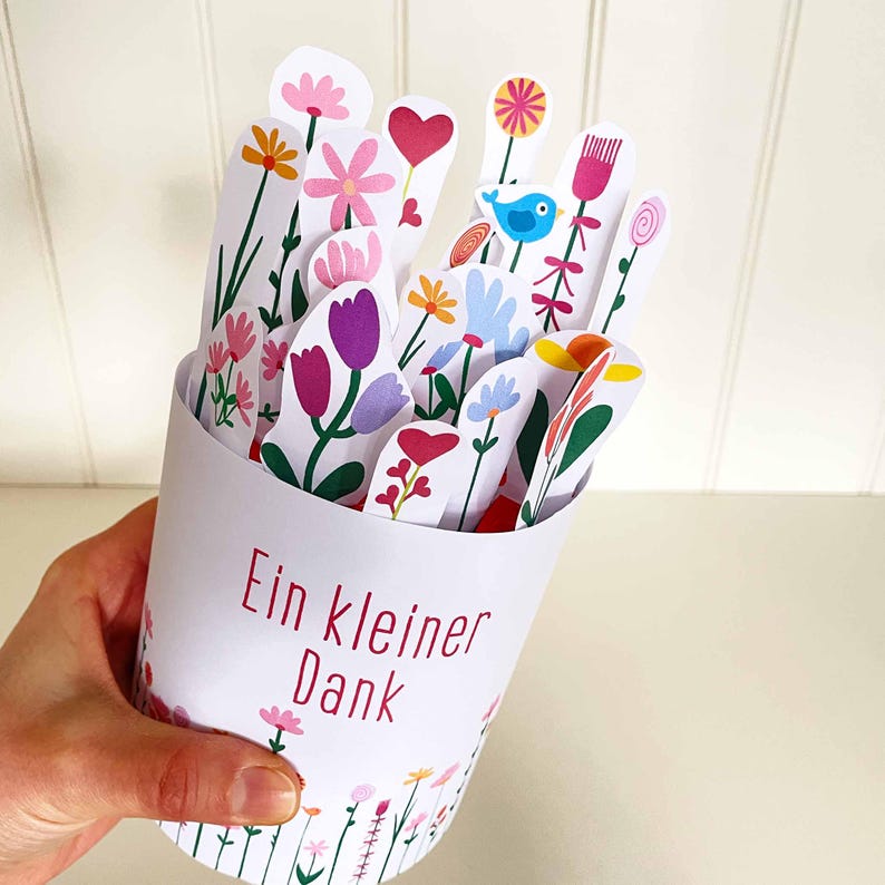 To say thank you gift featuring a DIY floral Duplo chocolate wrapper. Printable PDF pattern for a small appreciation gift, perfect for teams and coworkers or last-minute thank you presents. Cute flower design for easy DIY chocolate gift wrapping.