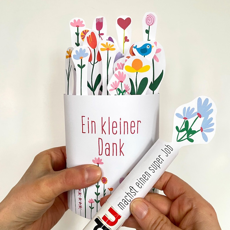 To say thank you gift featuring a DIY floral Duplo chocolate wrapper. Printable PDF pattern for a small appreciation gift, perfect for teams and coworkers or last-minute thank you presents. Cute flower design for easy DIY chocolate gift wrapping.