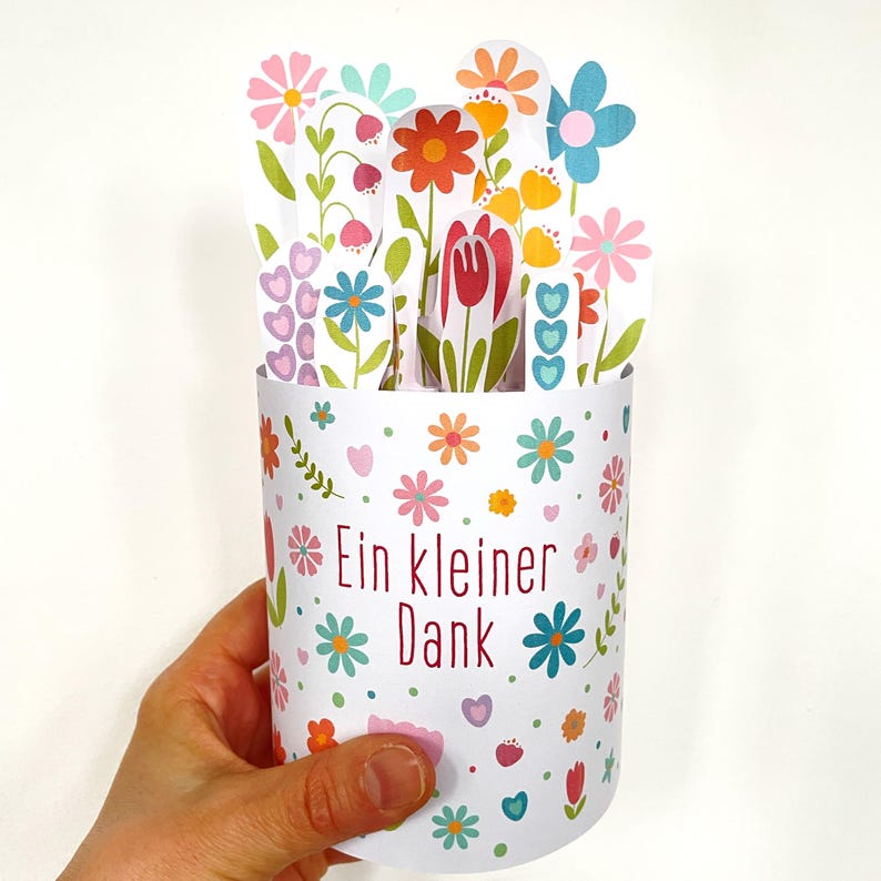 To say thank you gift featuring a DIY floral Duplo chocolate wrapper. Printable PDF pattern for a small appreciation gift, perfect for teams and coworkers or last-minute thank you presents. Cute flower design for easy DIY chocolate gift wrapping.