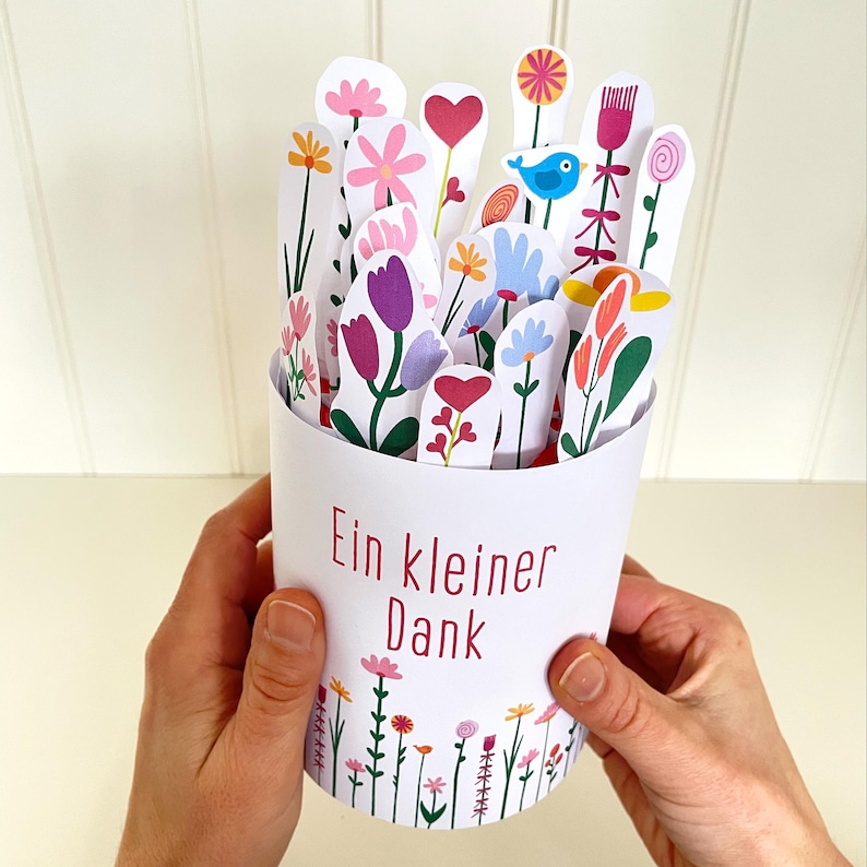 To say thank you gift featuring a DIY floral Duplo chocolate wrapper. Printable PDF pattern for a small appreciation gift, perfect for teams and coworkers or last-minute thank you presents. Cute flower design for easy DIY chocolate gift wrapping.