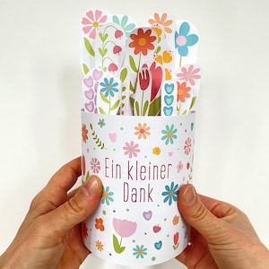 To say thank you gift featuring a DIY floral Duplo chocolate wrapper. Printable PDF pattern for a small appreciation gift, perfect for teams and coworkers or last-minute thank you presents. Cute flower design for easy DIY chocolate gift wrapping.