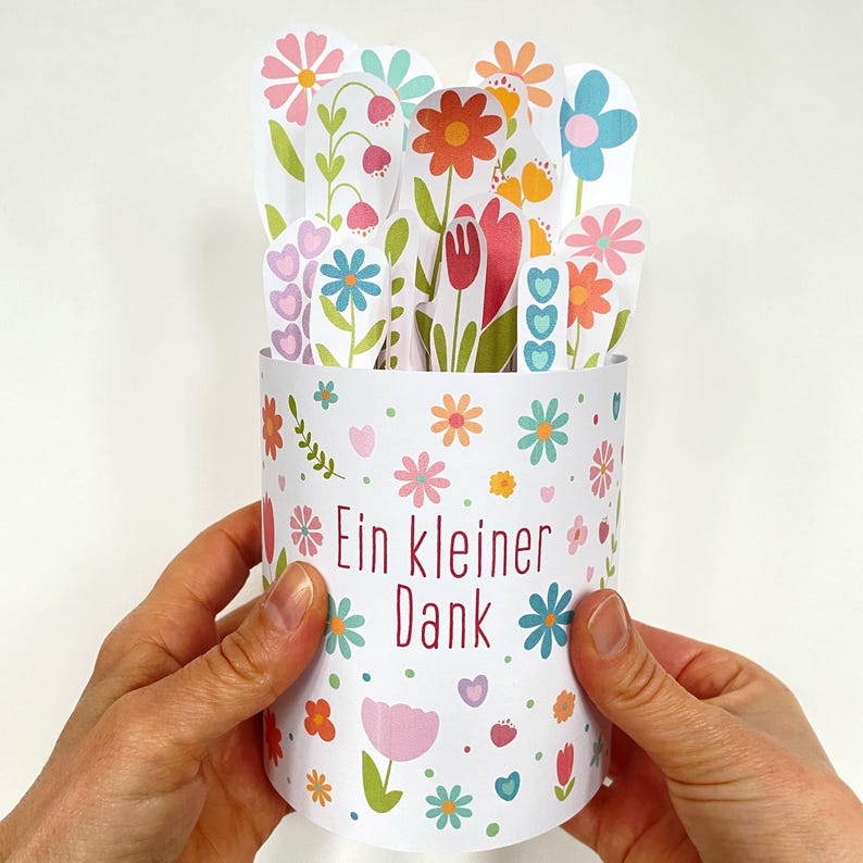 To say thank you gift featuring a DIY floral Duplo chocolate wrapper. Printable PDF pattern for a small appreciation gift, perfect for teams and coworkers or last-minute thank you presents. Cute flower design for easy DIY chocolate gift wrapping.