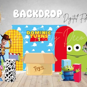 Puede incluir: Un telón de fondo digital para una fiesta de cumpleaños con personajes de la franquicia de películas Toy Story. El telón de fondo incluye a Woody, Buzz Lightyear y los personajes alienígenas. El telón de fondo es azul, verde, rojo y amarillo. El texto "Dominic Turns 1" aparece en el telón de fondo.