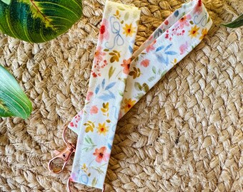 Pulsera/Llavero/Accesorio para llavero con diseño floral estilo cottagecore rosa/Hecho a mano