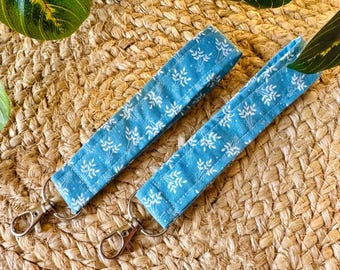 Pulsera/Llavero/Accesorio para llavero en color azul primaveral suave/Hecho a mano