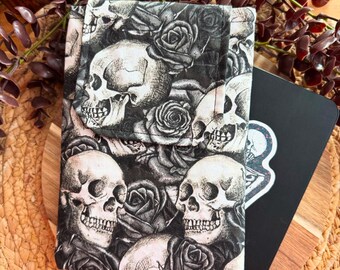 Estuche de viaje protector para Kindle, lector electrónico o libro con calavera gótica. Hecho a mano. Regalo para amantes de los libros. Accesorios.