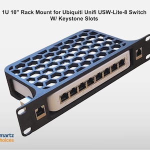 Könnte beinhalten: Schwarzer 1U-Rack-Mount für Ubiquiti Unifi USW-Lite-8 Switch mit Keystone-Steckplätzen. Der Halter, ca. 25 cm, hat ein Wabenmuster und das Smartz Choices-Logo. Für Netzwerkgeräte.
