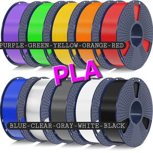 K&ouml;nnte beinhalten: Eine Sammlung von zehn Spulen PLA-Filament f&uuml;r den 3D-Druck. Die Spulen sind in zwei Reihen angeordnet, mit den Farben Lila, Gr&uuml;n, Gelb, Orange, Rot, Blau, Klar, Grau, Wei&szlig; und Schwarz.