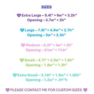Puede incluir: Una tabla de tallas con el t&iacute;tulo SIZES. Enumera cinco tama&ntilde;os con iconos de coraz&oacute;n: Extra Large 9.4l x 6w x 3.2h pulgadas, Large 7.8l x 4.9w x 2.7h pulgadas, Medium 6.2l x 4w x 2h pulgadas, Small 4.7l x 2.9w x 1.6h pulgadas, Extra Small 3.14l x 1.9w x 1.06h pulgadas.