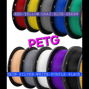 K&ouml;nnte beinhalten: Spulen mit PETG-Filament in verschiedenen Farben, darunter Rot, Gelb, Grau, Blau, Gr&uuml;n, Haut, Silber, Wei&szlig;, Lila und Schwarz. Die Spulen sind mit den Farben und dem Materialtyp beschriftet.